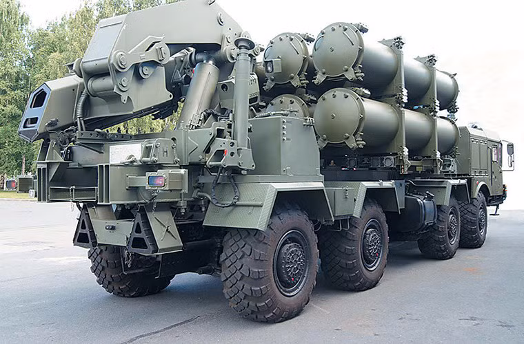 Tính đến tháng 3/2016, lực lượng phòng thủ bờ biển Nga đã tiếp nhận ít nhất 24 tổ hợp tên lửa bờ Bal-E (NATO định danh là SSC-6 Sennight). Mỗi tổ hợp Bal-E gồm hai xe chỉ huy, bốn xe nạp đạn và 8 xe phóng tự hành. Toàn tổ hợp tên lửa phòng thủ bờ biển này được đặt trên khung gầm đặc chủng MZKT-7930 8x8 do công ty MZKT của Belarus sản xuất.