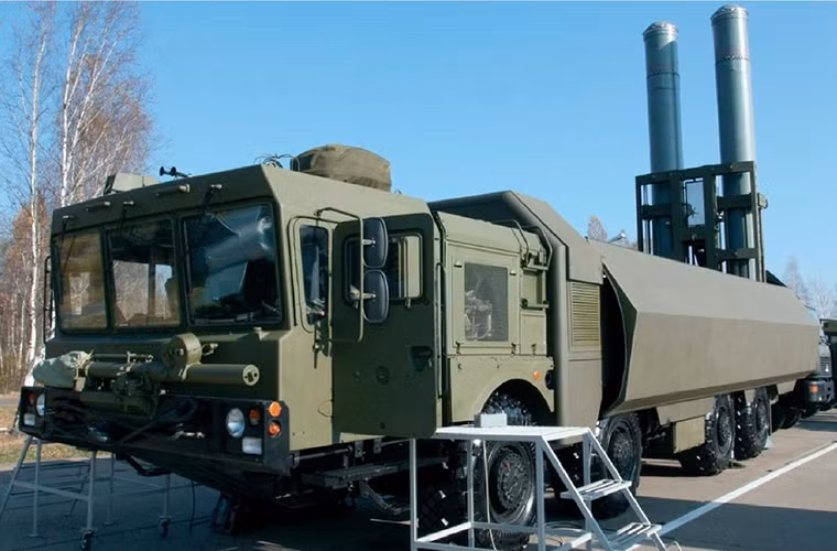 Bên cạnh các tổ hợp Bal-E, lực lượng phòng vệ bờ biển Nga còn đưa vào trang bị ít nhất 12 tổ hợp tên lửa bờ K-300P Bastion-P. Mỗi tổ hợp như vậy được trang bị 4 xe phóng di động, hai xe chỉ huy và bốn xe nạp đạn.