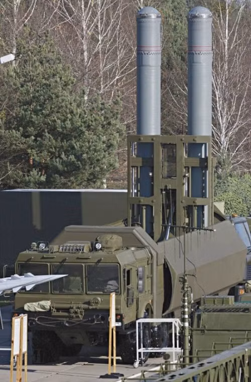 Mỗi xe phóng tự hành được trang bị hai ống phóng với hệ thống thủy lực nâng hạ. Khi chiến đấu, các bệ phóng được dựng thẳng đứng cho phép triển khai tên lửa bao quát 360 độ thay vì phải quay bệ khi bắn.