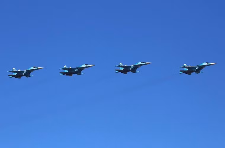 Phi đội tiêm kích bom Su-34 của Nga trình diễn tại một triển lãm hàng không.