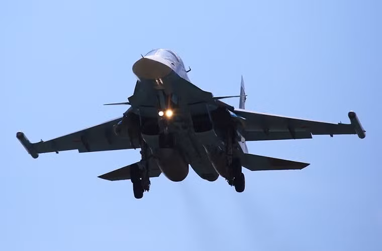 Từ đó cho đến tận ngày 13/4/1990, nguyên mẫu máy bay ném bom chiến thuật Sukhoi Su-34 mới thực hiện chuyến bay thử nghiệm đầu tiên của mình. Tuy nhiên sóng gió đối với đề án phát triển Su-34 vẫn chưa kết thúc khi vào thời điểm đó Liên Xô đứng trước nguy cơ sụp đổ và kéo theo đó là cả nền công nghiệp quốc phòng của mình.