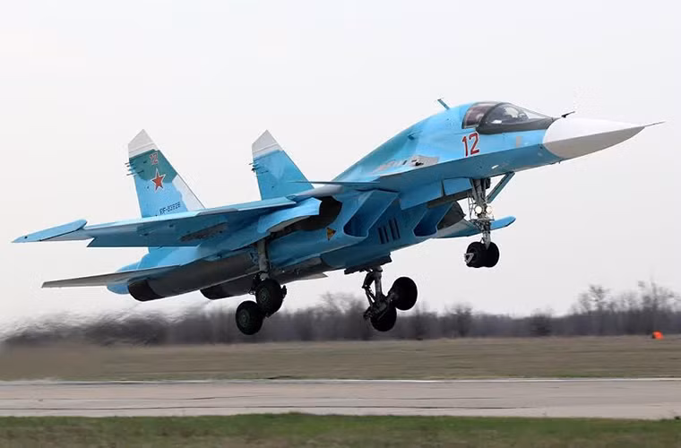 Sau khi Liên Xô sụp đổ, may mắn dường như tiếp tục mỉn cười với Su-34 khi nó vẫn được cấp ngân sách để phát triển trong khi nhiều mẫu vũ khí khác bị đình chỉ hoặc thậm chí là hủy bỏ. Đến năm 1992, lần đầu tiên chiến đấu cơ Su-34 được giới thiệu trước công chúng của nước Nga mới tại triển lãm hàng không MosAeroshow (sau này là MAKS Airshow) nhưng vẫn là với cái tên Su-27IB.