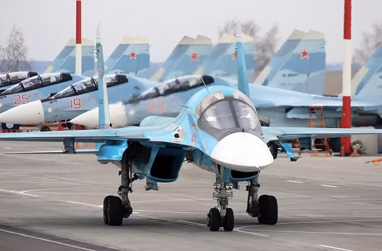 Theo kế hoạch từ nay cho đến năm 2020, Không quân Nga sẽ đưa vào trang bị khoảng 200 chiếc máy bay ném bom Su-34 nhằm tiến tới thay thế hoàn toàn dòng tiêm kích bom Su-24M đang có trong trang bị.