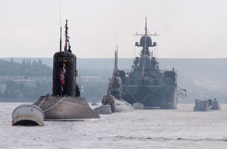 Biên đội tàu chiến gồm tàu ngầm diesel-điện lớp Alrosa, tàu ngầm diesel-điện lớp Foxtrot và tàu hộ vệ tên lửa Samum trong lễ kỷ niệm diễn ra tại Sevastopol.