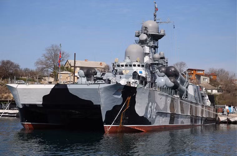 Tàu hộ vệ mang tên lửa Samum tại căn cứ hải quân Sevastopol.