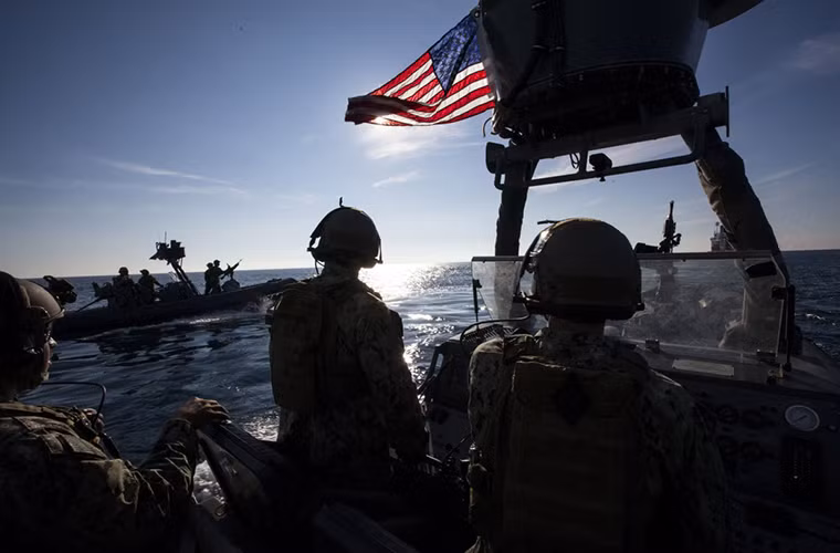 Các binh sĩ thuộc đơn vị viễn chinh số 15 Lính thủy Đánh bộ Mỹ tham gia đợt huấn luyện tuần tra trên biển bằng tàu cao tốc ngoài khơi căn cứ Pendleton vào đầu năm 2015. Nguồn ảnh: Business Insider