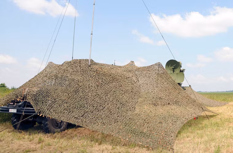 Ngay bên cạnh SNR-125 là hệ thống radar di động 1S91 của 2K12 Kub.