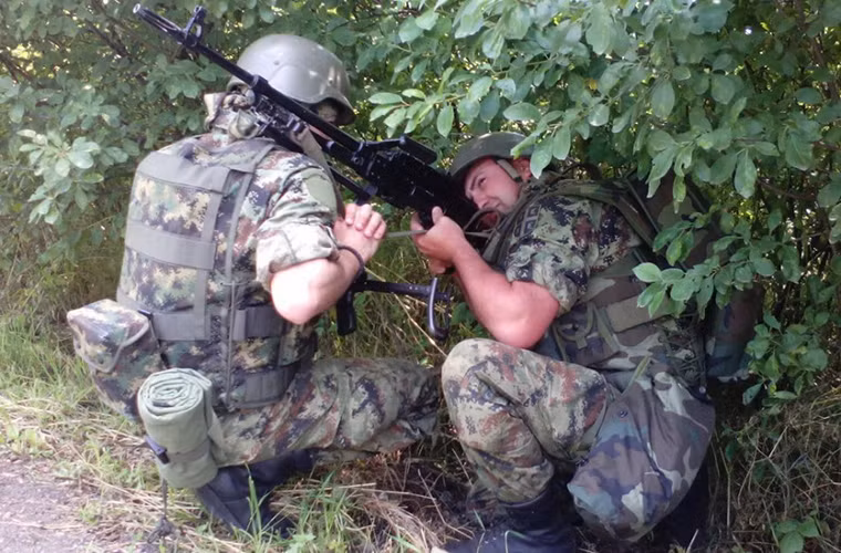 Quân đội Serbia được chính thức tái thành lập từ năm 2006 chỉ với hai quân chủng là Lục quân và Phòng không – Không quân, chúng được xây dựng dựa trên những gì còn lại của Quân đội Nam Tư trước đây. Serbia thừa hưởng nền tảng quốc phòng khá vững chắc từ Nam Tư nhưng dường như nước này lại không mấy mặn mà với việc phát triển quân đội của mình.