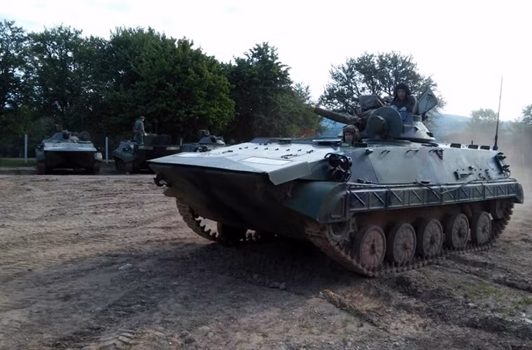 Lục quân Serbia có quân số khoảng 25.000 người và Phòng không – Không quân là 4.000 người. Trên thực tế quân đội quốc gia Đông Âu này đã bị thu hẹp đáng kể so với năm 2010 (hơn 50.000 quân). Trong ảnh là xe chiến đấu bộ binh BVP M-80 do Nam Tư phát triển từ những năm 1980 được Serbia sử dụng trong đợt tập trận “Hiệu lệnh 2016”.