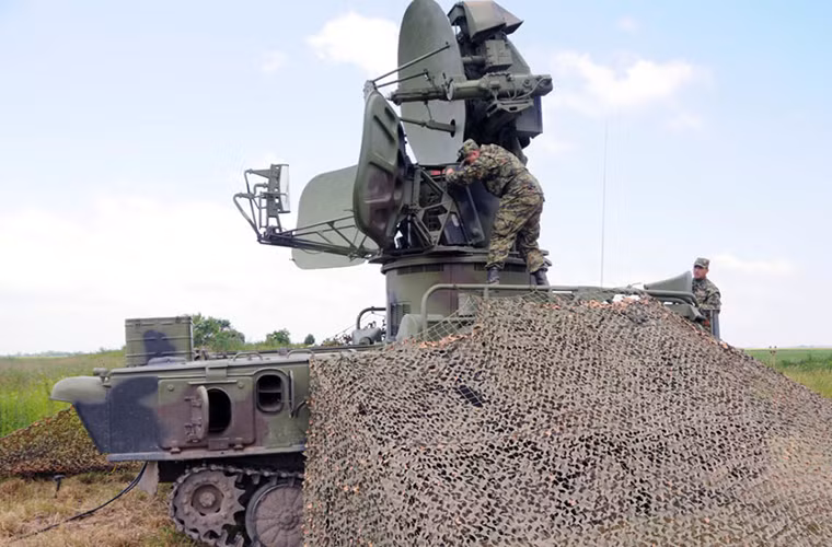 Trang thiết bị quân sự của Serbia đa phần đều do Liên Xô hoặc Nam Tư sản xuất và hầu như không được nâng cấp. Dù từng sở hữu hệ thống phòng không bắn hạ cả chiến đấu cơ tàng hình F-117 Nighthawk của Mỹ nhưng giờ đây Serbia lại duy trì hệ thống phòng không khá khiêm tốn, tổ hợp tên lửa phòng không hiện đại nhất của nước này là Kvadrat-ML 2K12-ML - biến thể hiện đại hóa của tổ hợp tên lửa phòng không 2K12 Kub do Liên Xô phát triển. Trong ảnh là hệ thống radar di động 1S91 của 2K12.