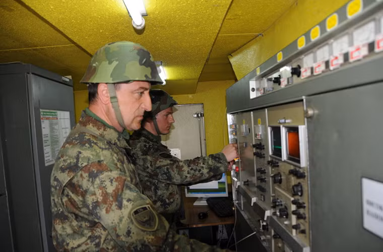 Trong tổng số 47 trực thăng vũ trang của Serbia thì có tới 25 chiếc trực thăng vũ trang hạng nhẹ SA-341H, 20 chiếc SA-342L và nước này chỉ có 2 trực thăng tấn công đúng nghĩa là Mi-24. Trong ảnh là cabin đài điều khiển tổ hợp tên lửa phòng không.