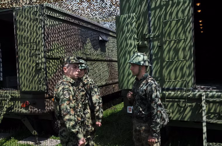 Dàn chiến đấu cơ chính của Serbia là các phi đội J-22 Orao và G-4 Super Galeb đều do Nam Tư phát triển, tuy nhiên chúng chỉ là các máy bay tấn công hạng nhẹ và hầu như không có khả năng tham gia một cuộc chiến tranh hiện đại. Dòng máy bay chiến đấu hiện đại nhất của Serbia là MiG-29 tuy nhiên chúng chỉ có vỏn vẹn 4 chiếc.