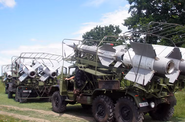 Phòng không – Không quân Serbia được trang bị 75 máy bay chiến đấu, 15 máy bay vận tải và 78 trực thăng, 2 tổ hợp tên lửa phòng không tầm trung S-125 Neva/Pechora, 3 tổ hợp tên lửa phòng không tầm trung 2K12 Kub và các đơn bị pháo phòng không Bofors 40. Trong ảnh là các xe nạp đạn tên lửa thuộc tổ hợp phòng không S-125 của Serbia.