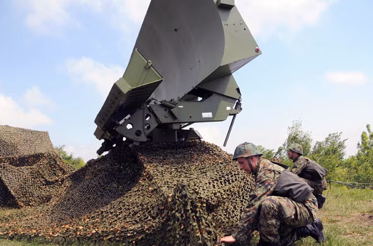 Trong ảnh là một trạm radar mặt đất được Phòng không – Không quân Serbia triển khai trong “Hiệu lệnh 2016”.