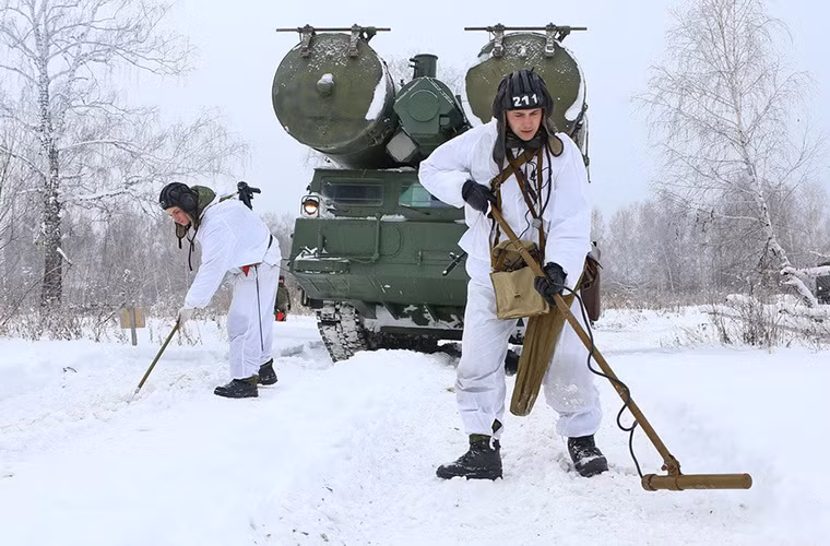 Theo trang quân sự Arms-Expo cho biết, một đơn vị phòng không của Quân đội Nga ở vùng Chebarkul vừa tiến hành huấn luyện diễn tập hành quân mùa đông với tổ hợp tên lửa phòng không S-300V. Điểm đặc biệt của đợt huấn luyện này là đơn vị S-300V buộc phải hành quân qua khu vực tình nghi bị đối phương gài mìn chống tăng.