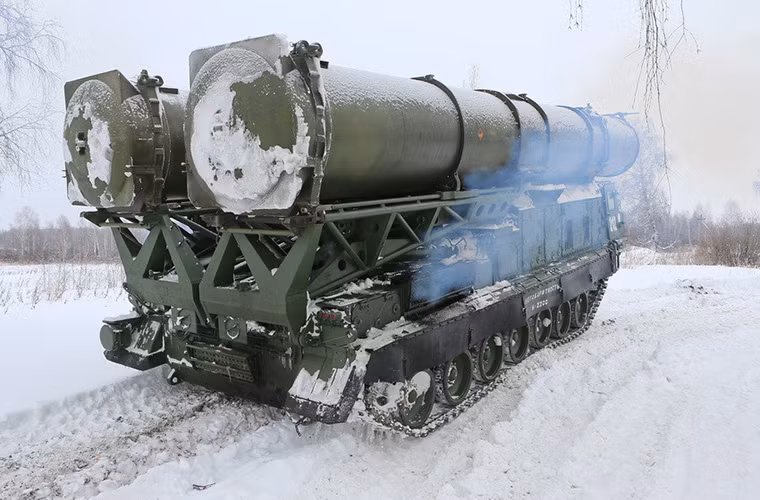 Xe phóng của tổ hợp tên lửa phòng không S-300V tiếp tục lên đường sau khi đoạn đường được dọn sạch mìn và kết thúc buổi huấn luyện của mình.