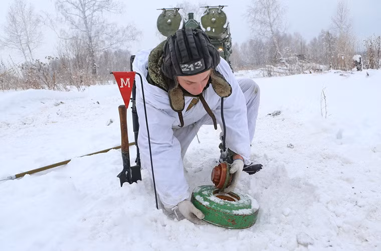 Ngòi nổ của một quả mìn chống tăng TM-62 sau khi được lấy ra ngoài.