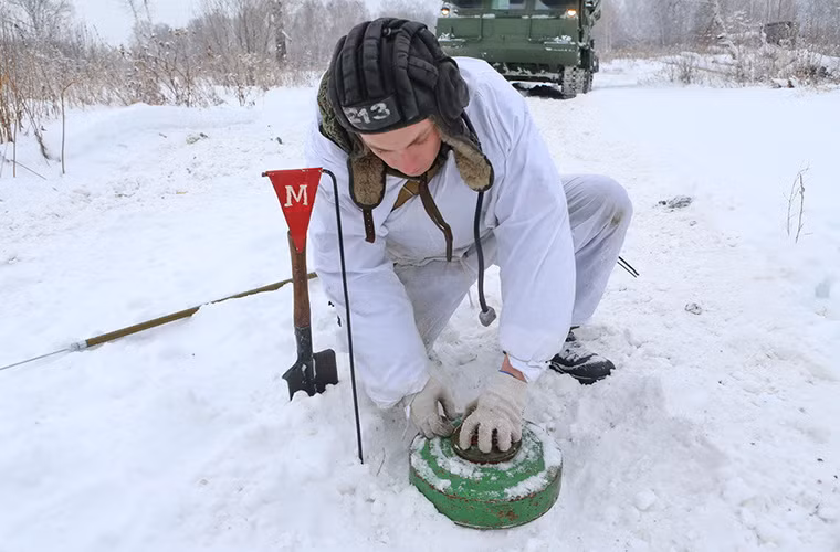 Việc tháo ngòi nổ của bất cứ loại mìn bộ binh nào là điều không hề dễ dàng và chỉ cần một chút sai sót đều sẽ có thể dẫn tới hậu quả nghiêm trọng.
