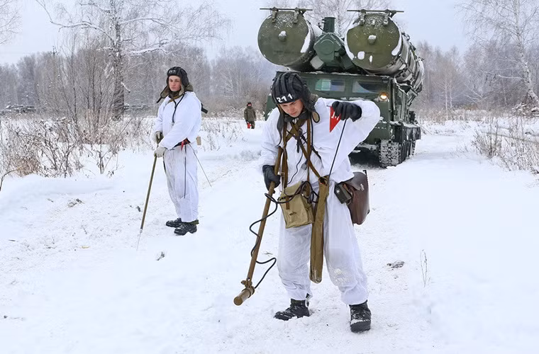 Mỗi vị trí tình nghi mà thiết bị dò mìn tay phát hiện được sẽ cắm cờ báo hiệu và nhiệm vụ còn lại sẽ do binh sĩ khác thực hiện.