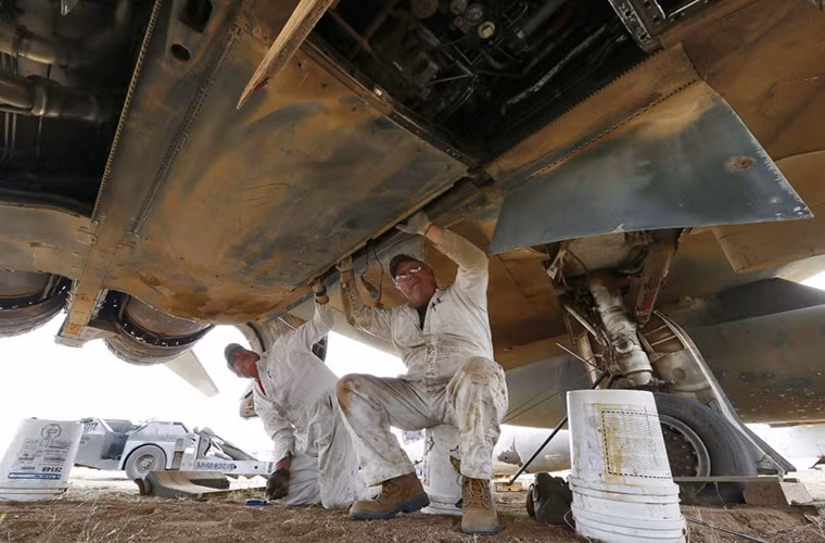 Trong ảnh là hai nhân viên của Davis – Monthan đã tháo gỡ phần bụng của một chiếc F-4.