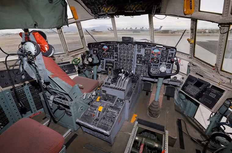 Bên trong buồng lái của máy bay tiếp nhiên liệu trên không KC-130 của Không quân Mỹ, với trang bị hiện tại thì nhiều khả năng nó đã bị bỏ lại Davis – Monthan tầm gần 10 năm.