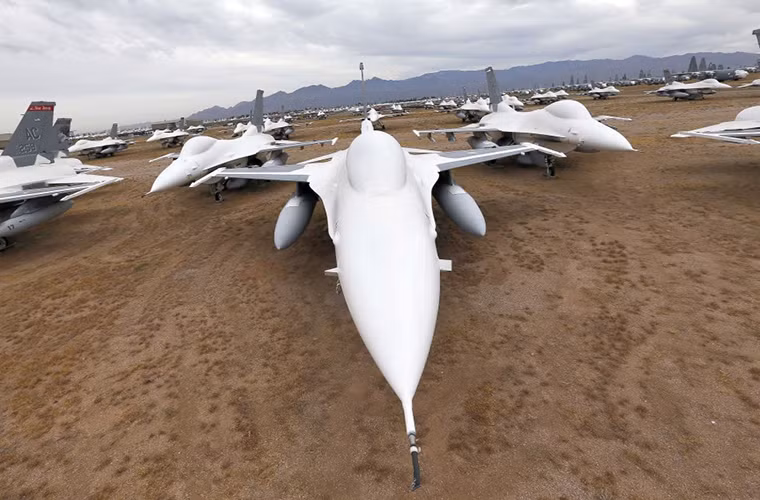 Còn đây là vị trí lưu trữ những chiếc tiêm kích F-16 của Không quân Mỹ được sản xuất từ những năm 1973, trong tương lai gần chúng sẽ được chuyển đổi thành các mục tiêu bay phục vụ công tác huấn luyện phi công của Không quân Mỹ.