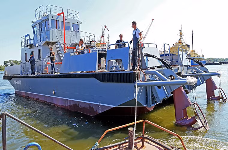 Đại úy Igor Dygalo - phát ngôn viên Hải quân Nga cho biết từ năm 2013-2016, nước này đã đưa vào trang bị khoảng 12 tàu cứu hộ đa năng thuộc Project 23370 phiên bản tiền nhiệm của Project 23370M. Với năm tàu ở Hạm đội Baltic, bốn tàu ở Hạm đội Biển Đen và ba tàu cuối ở Hạm đội Caspian.