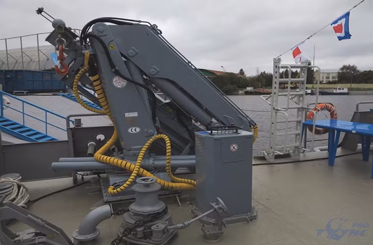 Như đã nói ở trên, nhiệm vụ chính của các tàu Project 23370 là dành cho các hoạt động tìm kiếm cứu nạn và hỗ trợ y tế trên biển phục vụ cho mục đích quân sự lẫn dân sự, tuy nhiên tùy vào trang bị trên tàu chúng cũng có thể đóng vai trò như các tàu tuần tra ven bờ. Trong ảnh là cần cẩu đa năng được trang bị trên các tàu Project 23370.