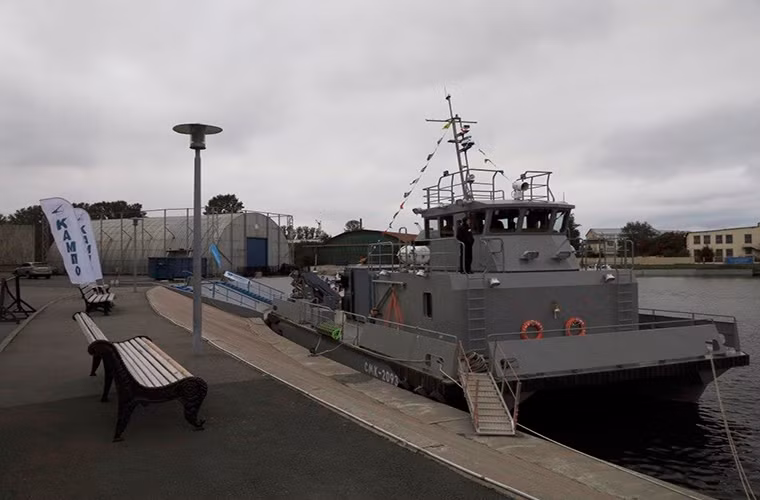 Được biết, biến thể Project 23370M được phát triển theo các yêu cầu kỹ thuật mới từ Hải quân Nga với các tính năng kỹ chiến thuật cao hơn phiên bản trước đó cũng như cải thiện điều kiện sinh hoạt cho thủy thủ đoàn, bên cạnh đó nó còn được trang bị sẵn một khoang điều tiết áp suất dành cho lực lượng cứu hộ dưới nước.