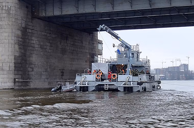 Các biến thể của Project 23370 đều được trang bị hai động cơ đẩy có công suất 380 mã lực mỗi chiếc với tầm hoạt động 200 hải lý và có dự trữ hành trình ba ngày. Các thông số trên có thể hơi thấp so với một tàu cứu hộ tuy nhiên Project 23370 thường không di chuyển một mình trên biển.