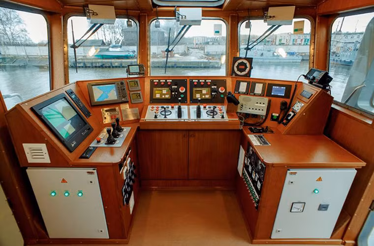 Cận cảnh bên trong buồng lái hiện đại trên một tàu Project 23370 với thiết kế khác biệt so với các mẫu tàu cứu hộ trước đây của Nga.