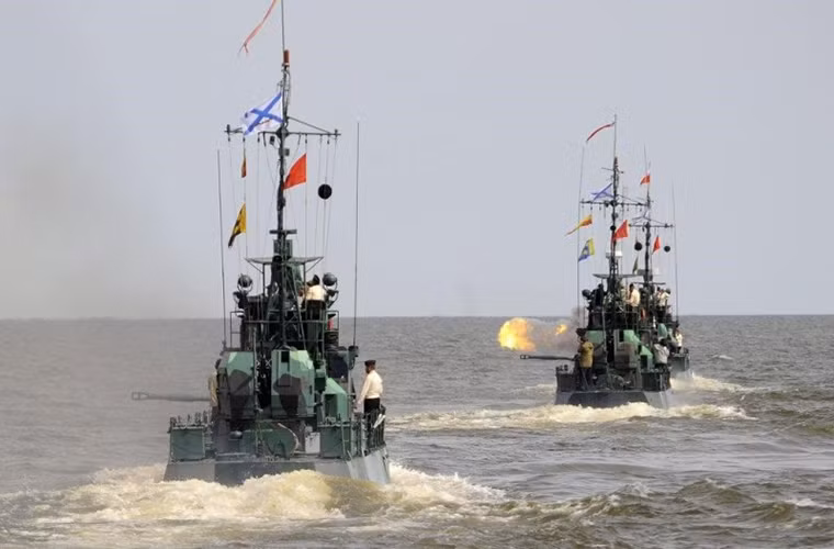 Bên cạnh các tàu chiến cỡ lớn, Hạm đội Caspian còn được trang bị một số tàu tuần tra cỡ nhỏ như tàu pháo thuộc Project 1204, tàu quét mìn lớp Sonya và tàu tuần tra ven bờ Grachonok.