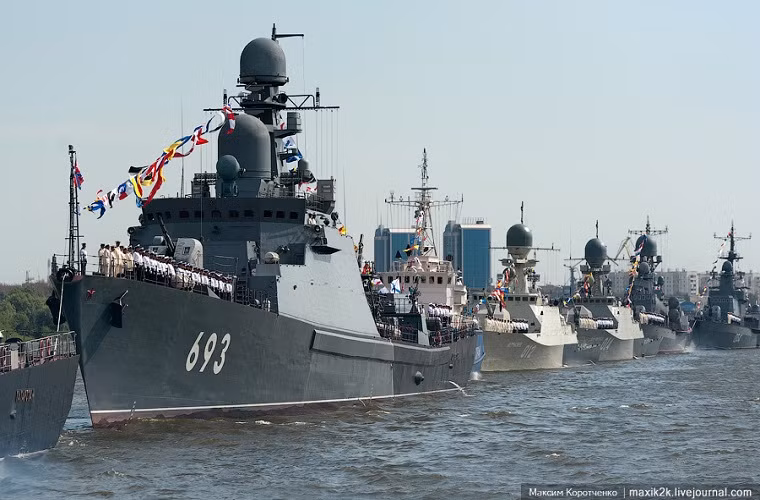 Dàn tàu chiến hiện đại của Hạm đội Caspian dẫn đầu với tàu hộ vệ tàng hình Dagestan lớp Gepard.