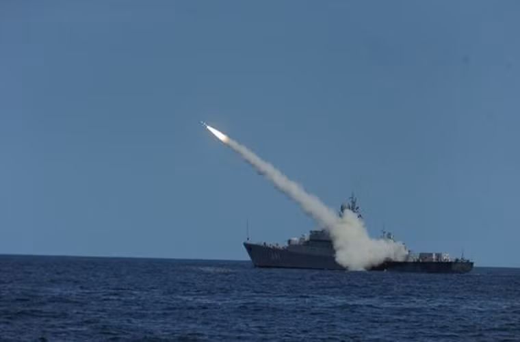 Được biết Hạm đội Caspian là hạm đội duy nhất của Hải quân Nga được trang bị các tàu hộ vệ lớp Gepard, đây cũng là lớp tàu hộ vệ đang được Hải quân Việt Nam sử dụng. Trong ảnh, tàu hộ vệ Gepard phóng tên lửa hành trình.