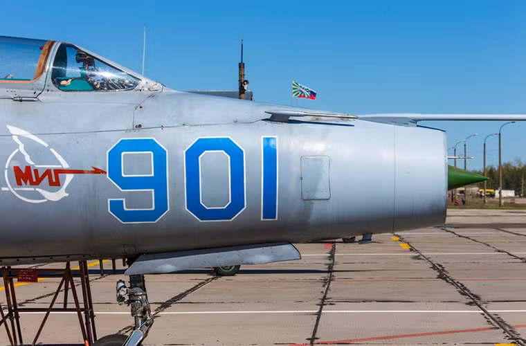 Dù được thiết kế và phát triển tại Liên Xô nhưng đem lại danh tiếng cho MiG-21 lại là Không quân Nhân dân Việt Nam trong Chiến tranh Việt Nam, khi những chiếc MiG-21 do phi công của ta điều khiển đã trở thành nổi khiếp sợ của phi công Mỹ khi chúng tham chiến trên bầu trời miền Bắc.