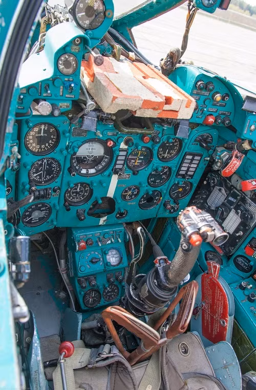 Bên trong buồng lái của chiếc MiG-21 với hàng loạt đồng hồ hiển thị thông số bay dành cho hoạt động bay huấn luyện.