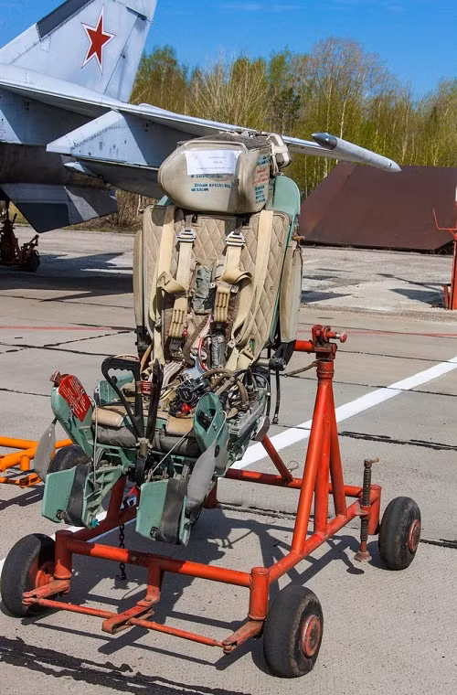 Tận mắt ghế phóng khẩn cấp KM-1M được trang bị trên những chiếc MiG-21.