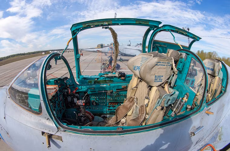 Cận cảnh buồng lái của một chiếc MiG-21UM.