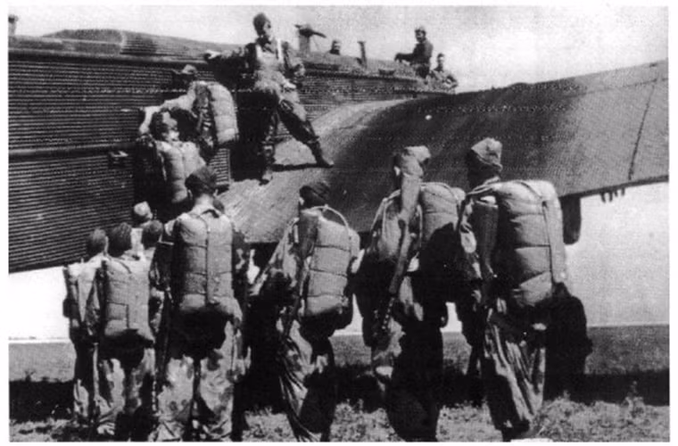 Dù sở hữu lực lượng dù đông đảo nhưng khi Chiến tranh Thế giới thứ II nổ ra các đơn vị Dù Liên Xô hầu như không tham chiến mà được sáp nhập vào các đơn vị bộ binh và nhanh chóng bị loại ra khỏi vòng chiến trước khi kịp thực hiện bất cứ một cuộc đổ bộ đường không quy mô nào.