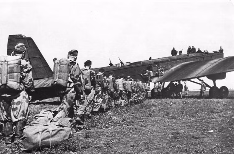 Và sau một thời gian trì hoãn, cuối cùng TB-3 được chọn làm mẫu máy bay hỗ trợ cho các hoạt động đổ bộ đường không của Không quân Liên Xô, kể cả khi dòng máy bay ném bom này không được thiết kế để có thể chở theo nhiều người. Trong ảnh là một đơn vị lính dù Liên Xô được triển khai từ một chiếc TB-3.