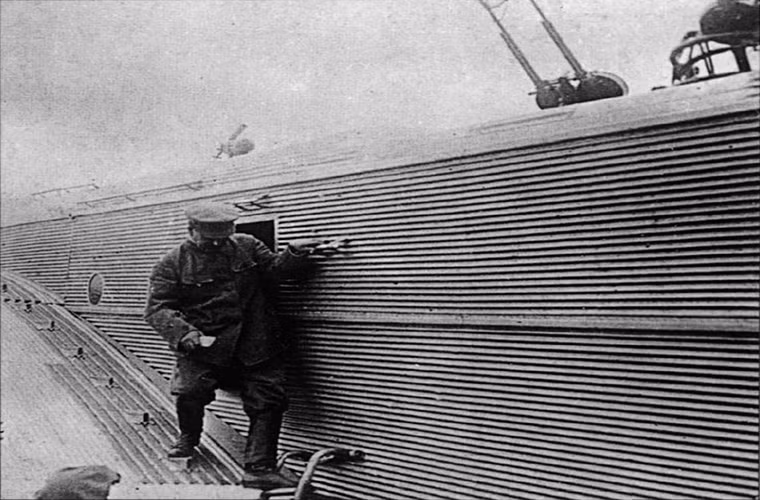 Đến năm 1933 lực lượng Dù Liên Xô đã đạt quân số khoảng 8.000 binh sĩ. Và cũng thời gian này các đơn vị dù đổ bộ đường không bằng tàu bay lượn cũng được Liên Xô thành lập. Chỉ một năm sau đó Không quân Liên Xô đã sở hữu tới 230 tàu bay lượn cùng 57.000 phi công. Trong ảnh là Iosif Stalin – Lãnh đạo tối cao Liên Xô trong chuyến thăm đến một đơn vị Dù Liên Xô trong những năm 1930.