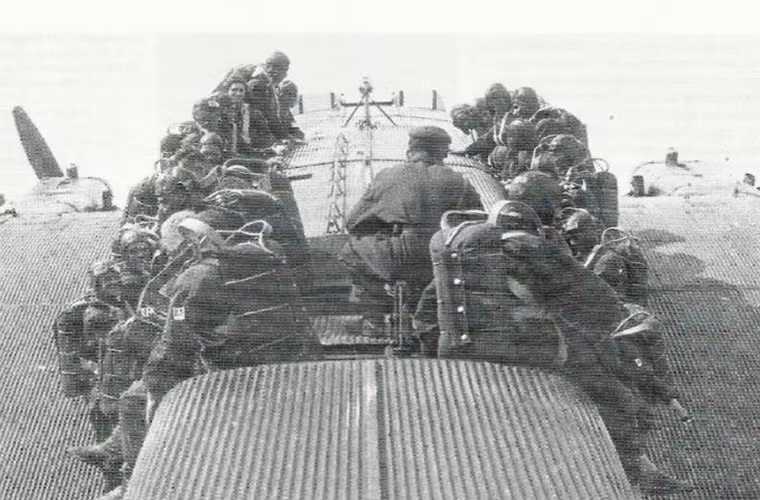 Về cơ bản các biến thể TB-3 sửa đổi ban đầu không có khoang chứa quân hoàn chỉnh và khi gần tới vị trí thả dù các binh sĩ được bố trí ngồi dọc hai bên thân gần cánh máy bay để thuận tiện cho việc triển khai. Ỷ tưởng này của Liên Xô lúc đó được xem là khá điên rồ trong khi Anh, Mỹ hay Pháp có cách tiếp cận ít rủi ro hơn.