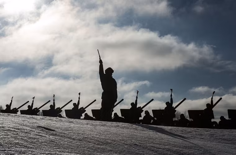 Hình ảnh chỉ huy đại đội pháo binh danh dự của tiểu đoàn 449 phất cờ hiệu cho toàn bộ đại đội bắn loạt đạn đầu tiên.