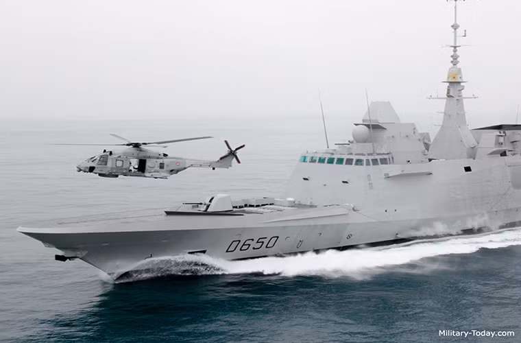 Hệ thống vũ khí chính của Aquitaine gồm tên lửa phòng không trên hạm Aster 15, tên lửa hành trình tấn công mặt đất biến thể dành cho hải quân SCALP, còn vũ khí chống hạm vẫn là cái tên quen thuộc trên mọi tàu chiến của Pháp là MM.40 Exocet Block 3. Tuy nhiên khả năng tác chiến chống ngầm của Aquitaine dường như chỉ được trang bị cho với ngư lôi hạng nhẹ MU90 Impact.