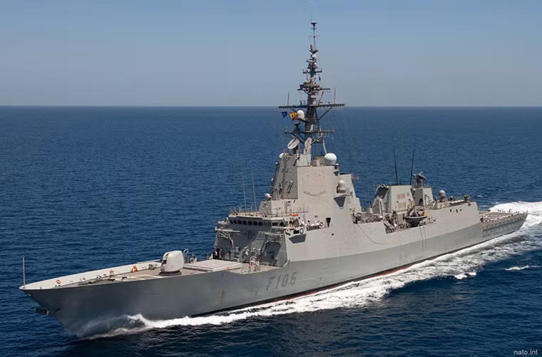 Đứng ở vị trí thứ 4 trong bảng xếp hạng của Military-Today là mẫu tàu hộ vệ Alvaro de Bazan của Hải quân Tây Ban Nha và trớ trêu là nó cũng được thiết kế thiên về nhiệm vụ phòng không trên hạm. Alvaro de Bazan được xem là tinh hoa của ngành công nghiệp đóng tàu Tây Ban Nha với 5 chiếc được đưa vào trang bị từ năm 2002 cho đến 2012.