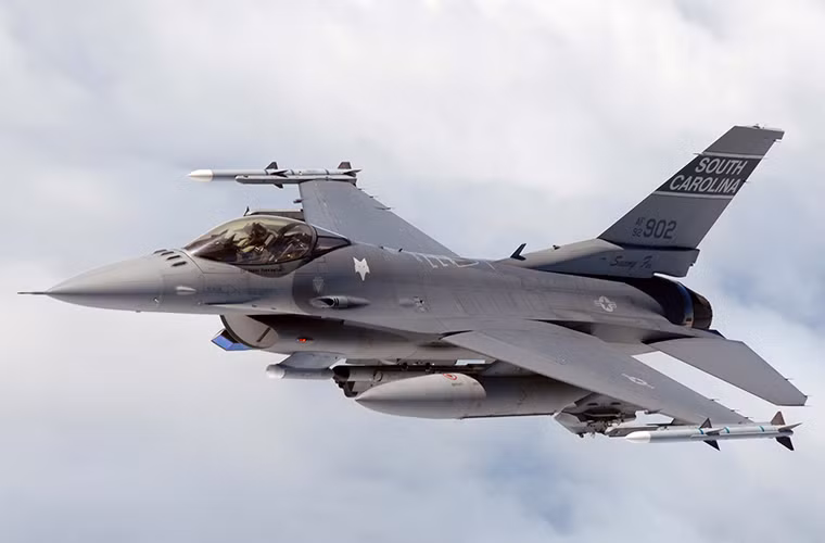 Không quân Mỹ dù biết rõ điểm yếu của F-16 và đã cố gắng nâng cấp chúng nhưng việc thiếu khả năng tàng hình đã khiến dòng chiến đấu cơ này không thể theo kịp các mẫu máy bay khác.