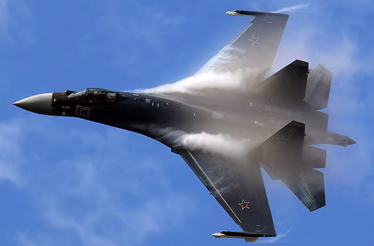 Tiêm kích đa năng Su-35 là biến thể cải tiến sâu của chiến đấu cơ huyền thoại Sukhoi Su-27 và là chiến đấu cơ thế hệ 4++ của Nga được đưa vào sản xuất từ năm 2007. Cuộc chiến đầu tiên Su-35 tham gia trong biên chế Không quân Nga chính là tại Syria khi nó được điều động để hộ tống phi đội máy bay ném bom Nga tại đây.