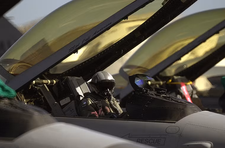 Đó là nhận định của nhà phân tích quân sự Kyle Mizokami trong một bài phân tích mới đây được National Interest đăng tải, theo đó phi đội tiêm kích F-16 Fighting Falcon - "con cưng" của Lầu Năm Góc sẽ sớm về hưu với sự xuất hiện của những dòng chiến đấu cơ tiên tiến hơn của Nga như tiêm kích đa năng Sukhoi Su-35 và Sukhoi T-50. Trong khi đó chiến đấu cơ F-16 vốn đã có tuổi đời gần 40 năm.