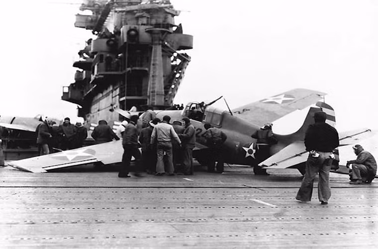 Một chiếc F4F Wildcat thất bại trong việc cố gắng hạ cánh trên tàu sân bay USS Enterprise (CV-6).