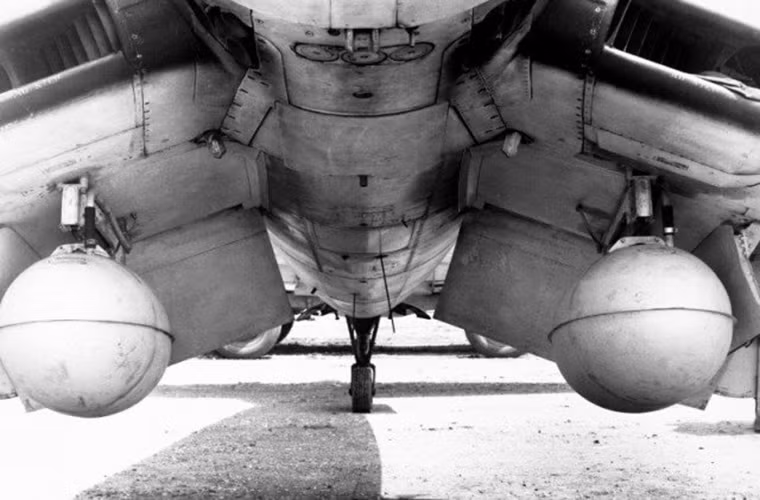 Một chiếc Vought F4U Corsair mang theo thủy lôi khi tác chiến tại Quần đảo Solomon vào tháng 9/1944.